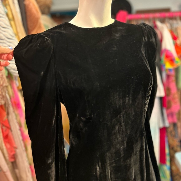 Vintage Velvet & BOW Gown - Picture 13 of 16